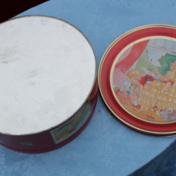 Rustic Round Metal Container with Heartwarming Family Imagery - ECU - Picture 8 of 8